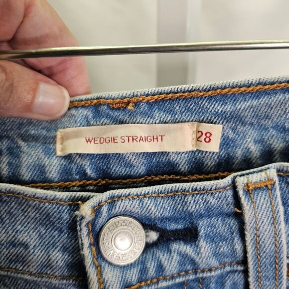 Levi's Light Wash Wedgie Straight Jeans Size 28 - Picture 4 of 10